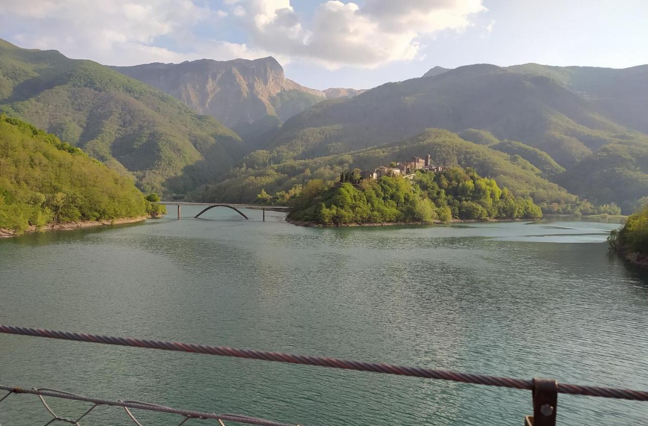 Casa Vacanze Al Colletto - Con Terrazza Panoramica In Centro Storico Vagli di Sotto Exterior foto
